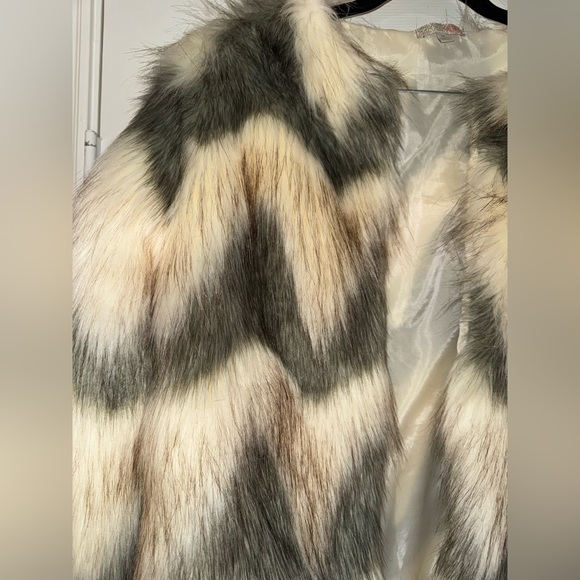 Gianni Bini Chevron Faux Fur Jacket in Cream, Gray & Brown - Picture 2 of 7